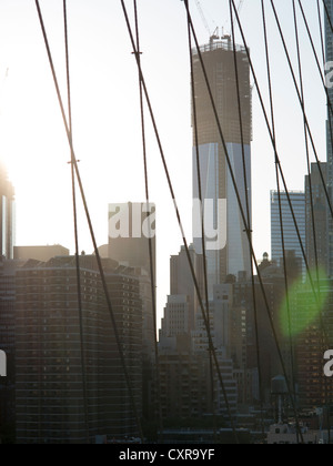 Freedom Tower in costruzione, One World Trade Center, vista dal Ponte di Brooklyn per il Quartiere Finanziario di New York City Foto Stock