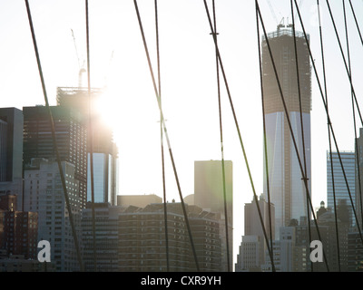 Freedom Tower in costruzione, One World Trade Center, vista dal Ponte di Brooklyn per il Quartiere Finanziario di New York City Foto Stock