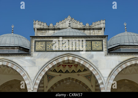 Iscrizione sopra l'ingresso principale, Sueleymaniye moschea è considerata la più bella moschea di Istanbul, Istanbul, Turchia Foto Stock