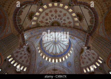 Tetto con soffitto a volta, decorate cupole, vista interna del Sultano Ahmed moschea o la Moschea Blu, Sultanahmet, quartiere storico Foto Stock