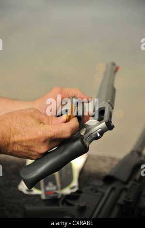 Maschio di mani Smith and Wesson 500 Magnum e bullet al poligono di tiro, Colorado, STATI UNITI D'AMERICA Foto Stock