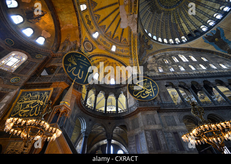 Vista interna, plafoniera pennacchi, Hagia Sophia Ayasofya, Sito Patrimonio Mondiale dell'UNESCO, Istanbul, Turchia, Europa Foto Stock