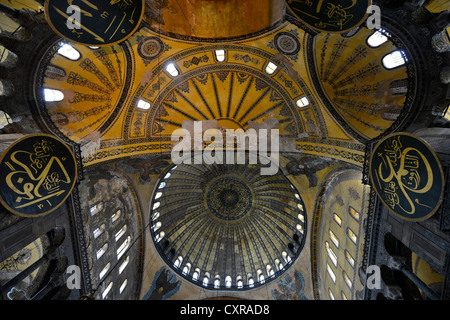 Vista interna, plafoniera pennacchi, Hagia Sophia Ayasofya, Sito Patrimonio Mondiale dell'UNESCO, Istanbul, Turchia, Europa Foto Stock