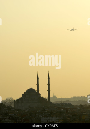 Vista dalla Torre di Galata, Kuelesi per la Moschea del Sultano Ahmed, o la Moschea Blu, aereo in fase di decollo, Istanbul, Turchia, Europa Foto Stock