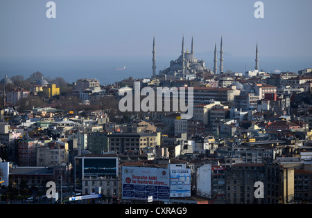 Vista panoramica dalla Torre di Galata, Kuelesi per la Moschea del Sultano Ahmed, o la Moschea Blu, Istanbul, Turchia, Europa PublicGround Foto Stock