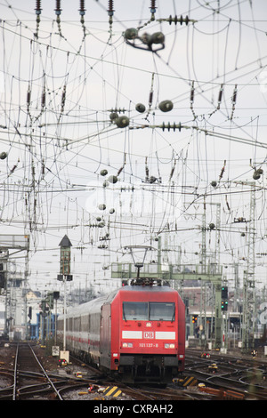 In treno con la linea ferroviaria e le linee aeree, Colonia, nella Renania settentrionale-Vestfalia, Germania, Europa Foto Stock