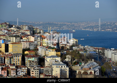 Vista panoramica dalla Torre di Galata, Kuelesi, sui tetti di Besiktas e Beyoglu per il Bosforo, Istanbul, Turchia Foto Stock