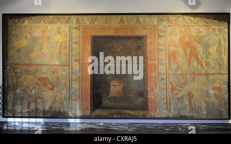 Arte etrusca. Veji, la Campana tomba. Copia del dipinto della tomba. Affreschi colorati decorato le pareti da porta a soffitto. Foto Stock