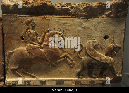 Antica arte. Area mediterranea. Struttura del tetto. Piastrella ornamentale raffigurante un cavaliere e un grifone. In terracotta. Foto Stock