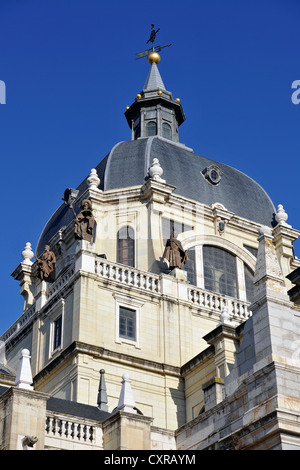 Dome, la Catedral de Nuestra Señora de la Almudena, Santa María la Real de La Almudena, la cattedrale di Almudena, Madrid, Spagna, Europa Foto Stock