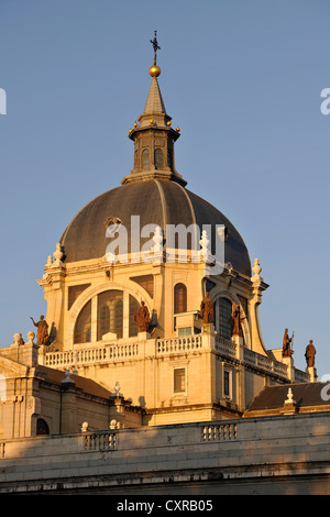 Nord-est Vista della cattedrale nella luce del mattino, a cupola, Catedral de Nuestra Señora de la Almudena, Santa María la Real de Foto Stock