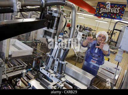 Smarties macchina riempitrice per confezioni di rotoli in la fabbrica di cioccolato di Nestlé AG, Amburgo, Germania, Europa Foto Stock