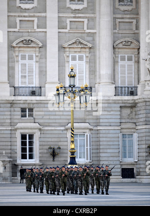 Cambio della guardia, protezioni formando una guardia d'onore, la formazione per un ricevimento ufficiale, cortile principale Foto Stock