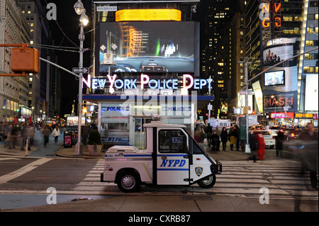 Times Square di notte, New York il dipartimento di polizia NYPD, Midtown Manhattan, New York, New York, Stati Uniti d'America Foto Stock