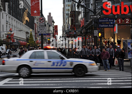 Scena di strada con una macchina della polizia del NYPD, New York Police Department, 7th Avenue, Fashion Avenue, Midtown Manhattan Foto Stock