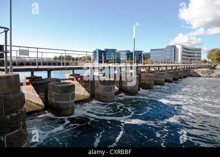 Il sistema a stramazzo accanto al blocco in Sydhavnen (Sud) Porto nel porto di Copenhagen, Danimarca. Foto Stock