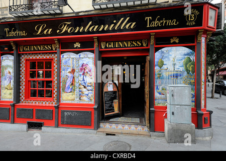 Dipinti su piastrelle presso la Taberna La Fontanilla, Plaza de Puerta Cerrada, Madrid, Spagna, Europa, PublicGround Foto Stock