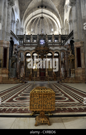 Altare nel Catholicon della chiesa del Santo Sepolcro o Chiesa della Resurrezione, Gerusalemme, Israele, Medio Oriente Foto Stock