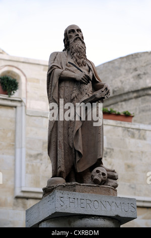 Statua di San Girolamo nel cortile del la Chiesa di Santa Caterina, Betlemme, West Bank, Territori palestinesi, Palestina Foto Stock