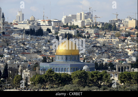 Vista dal Monte degli Ulivi verso la Cupola della roccia, il Monte del Tempio, la Città Vecchia di Gerusalemme, Israele, Medio Oriente Foto Stock