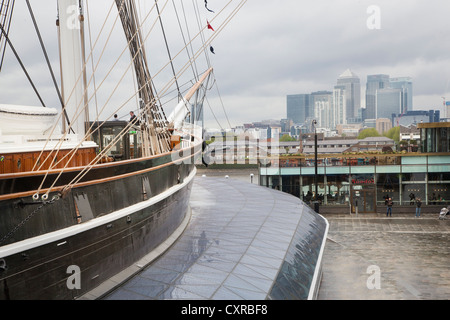 Il Cutty Sark uno storico tea clipper da 1800 fotografato in bacino di carenaggio di Greenwich con vista città Foto Stock