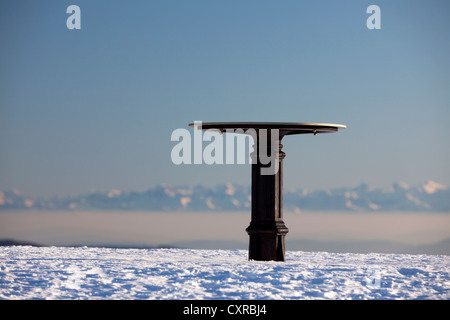 Vedute chiare per le Alpi svizzere da Mt Belchen in inverno, atmosfera serale, Foresta Nera, Baden-Wuerttemberg, PublicGround Foto Stock