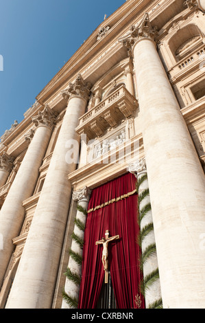 Il cristianesimo e la Chiesa cattolica romana, il principale portale di ingresso con un crocifisso e balcone, facciata, Basilica di San Pietro, Basilica di Foto Stock