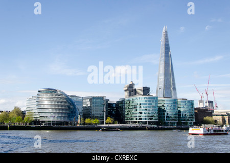 Il municipio e la Shard London Bridge grattacielo di Renzo Piano, moderno edificio per uffici a Londra, Inghilterra meridionale, Inghilterra Foto Stock