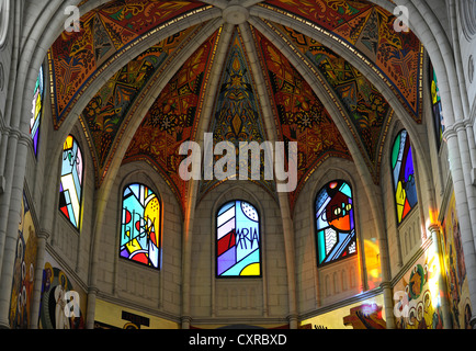 Moderno e finestre di vetro colorato e il soffitto dipinto della cupola, vista interna, la cattedrale di Almudena, Santa María la Real de La Foto Stock