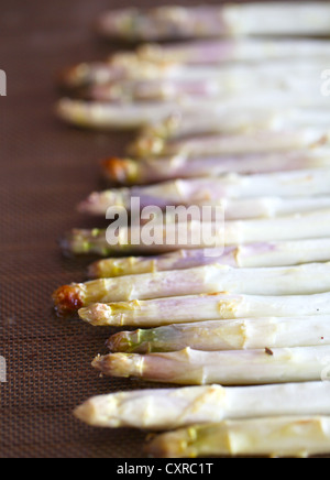 Asparagi bianchi suggerimenti su un tagliere, dettaglio Foto Stock