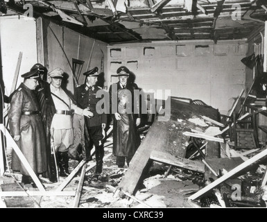 HERMAN GORING secondo da sinistra mostra Martin Bormann a sinistra danno in Hitler's HQ dopo il tentativo di assassinio il 20 Luglio 1944 Foto Stock