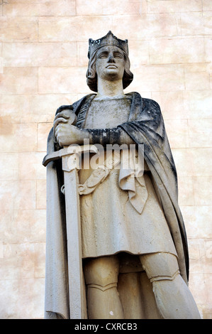 Monumento a Alfonso III, un re spagnolo in epoca medievale, Plaza de la Conquesta square, Mahon, Mao, Minorca, , Isole Baleari Foto Stock