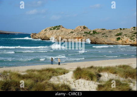 Spiaggia, onde tempestose in una baia, Arenal de Son Saura, Parc Figlio, Minorca, , isole Baleari, Mare mediterraneo, Spagna, Europa Foto Stock