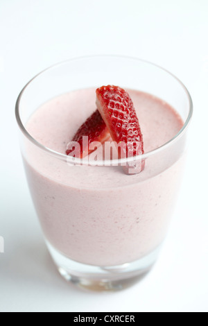Mouse di fragole in un vetro decorato con fragole a fette Foto Stock