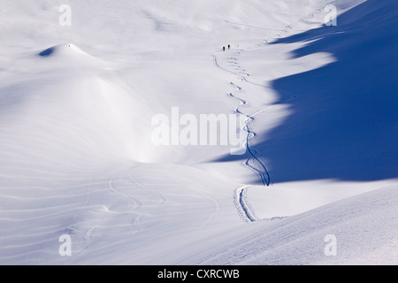 Lone sci alpinisti con ombra di una montagna, a piedi verso il Monte Ahornspitze, valle Zillertal in Tirolo, Austria, Europa Foto Stock