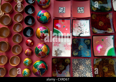 Vetro e laquer merci in vendita su un mercato in stallo a Luang Prabang, Laos Foto Stock