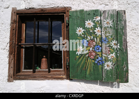 Persiane colorate di un rifugio privato sulla Eggenalm alp, zona di confine fra Waidring, Tirolo, Austria e Reit im Winkl, Chiemgau Foto Stock