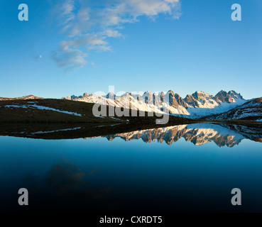 La riflessione di Kalkkoegel Montagne Lago Salfains, Salfeinssee, Axamer Lizum, Tirolo, Austria, Europa Foto Stock