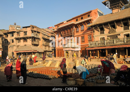 Mercato di ceramiche, Bhaktapur o Bhadgaon, Valle di Kathmandu, Sito Patrimonio Mondiale dell'UNESCO, Nepal, Asia Foto Stock