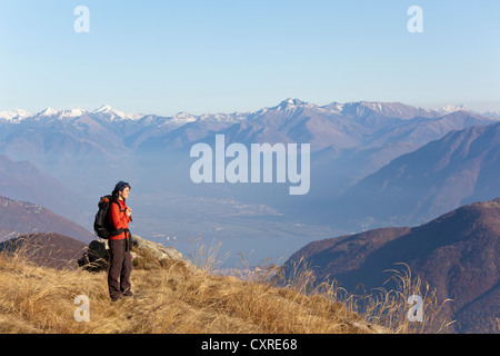 Giovane donna escursionismo, montagne dietro, la caduta nei pressi di Lionza, Ticino, Svizzera, Europa Foto Stock