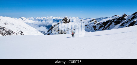 Sciatore femmina sciare sul Monte Zischgelesspitze, Zischgeles montagna, Alpi dello Stubai, Nord Tirolo Tirolo, Austria, Europa Foto Stock