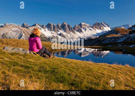 Donna che guarda verso la montagna Kalkkoegel, lago Salfainssee, Axamer Lizum, Nord Tirolo Tirolo, Austria, Europa Foto Stock