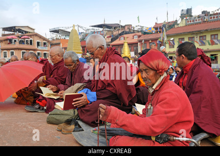 I monaci buddisti, Bodhnath Stupa, Kathmandu, Valle di Kathmandu, Nepal, Asia Foto Stock