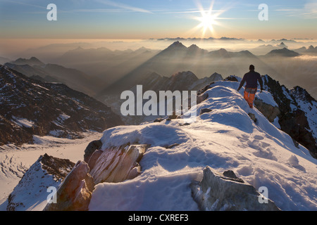 Alba sul monte Ruderhofspitze, la catena principale delle Alpi, Alpi dello Stubai, Nord Tirolo Tirolo, Austria, Europa Foto Stock