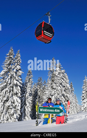 Gli sciatori con seggiovia o funivia, Winklmoos-Alm, Reit im Winkl, regione Chiemgau, Baviera, Germania, Europa Foto Stock