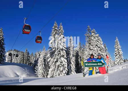 Gli sciatori con seggiovia o funivia, Winklmoos-Alm, Reit im Winkl, regione Chiemgau, Baviera, Germania, Europa Foto Stock