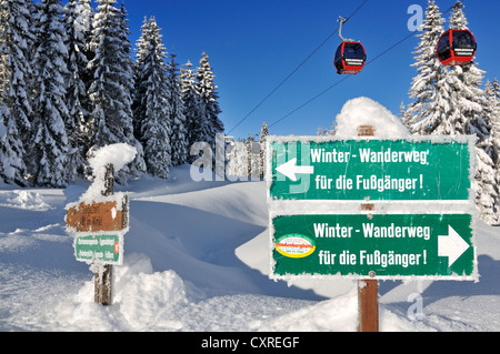 Di orientamento per i sentieri per escursioni invernali, seggiovia o funivia Winklmoos-Alm, zona sciistica, regione Chiemgau, Baviera, Germania, Europa Foto Stock