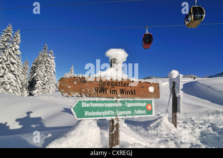 "Signpost eegatterl', seggiovia o funivia Winklmoos-Alm, zona sciistica, regione Chiemgau, Baviera, Germania, Europa Foto Stock