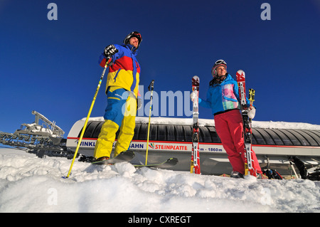 Gli sciatori, seggiovia o funivia Winklmoos-Alm, zona sciistica, regione Chiemgau, Baviera, Germania, Europa Foto Stock