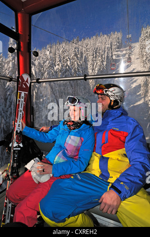 Gli sciatori, seggiovia o funivia Winklmoos-Alm, zona sciistica, regione Chiemgau, Baviera, Germania, Europa Foto Stock